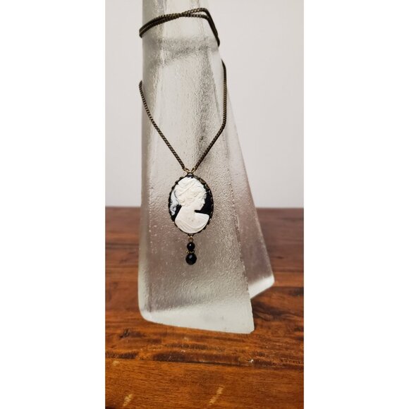 Vintage White Lady Cameo Necklace Black Backdrop Framed Cameo - Picture 3 of 10